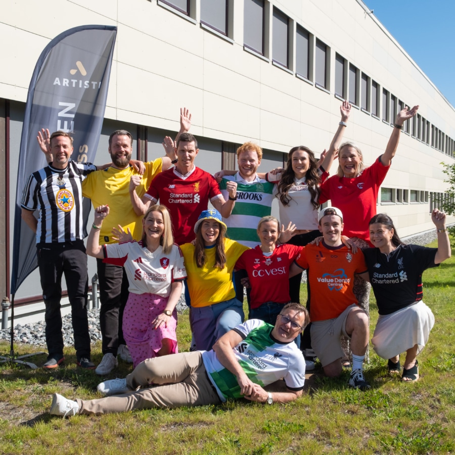I dag er det FotballtrøyeFredag – til støtte for barn og unge med kreft.